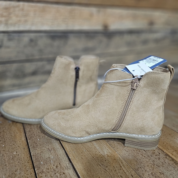 NWT Women's Tan Universal‎ Thread Ankle Boots - Picture 1 of 6